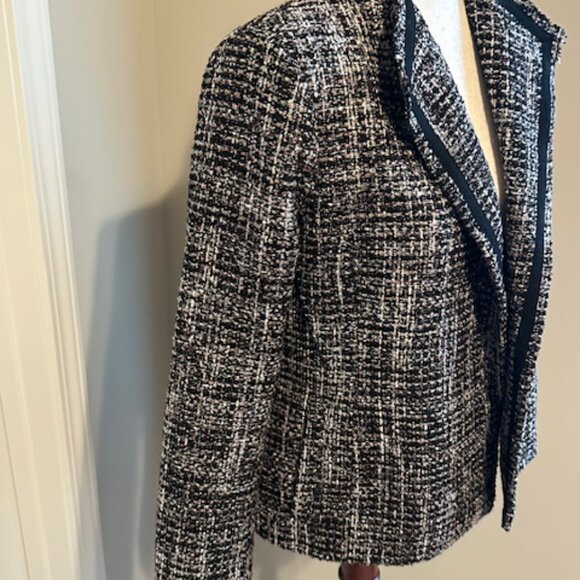 Brand new Banana Republic Jacket, Size XS - Picture 6 of 11